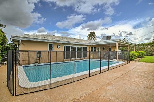 Riviera Beach Home With Pool - Walk To Beach!