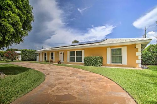 Riviera Beach Home With Pool - Walk To Beach!