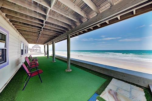Hercules By The Sea With Expansive Deck & Patio Home