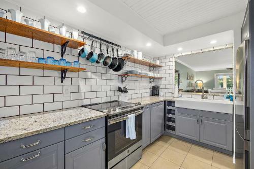 Island Oasis - 3br 2ba - Steps To The Ocean!