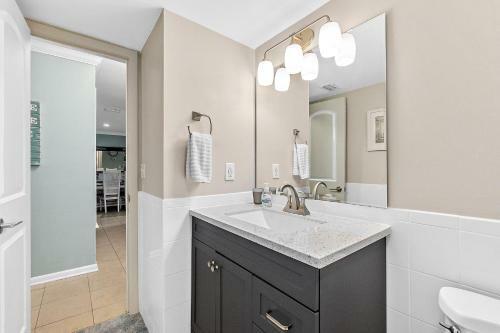 Island Oasis - 3br 2ba - Steps To The Ocean!