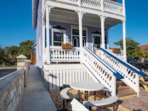 Luxe Victorian Carriage House In Historic District Home