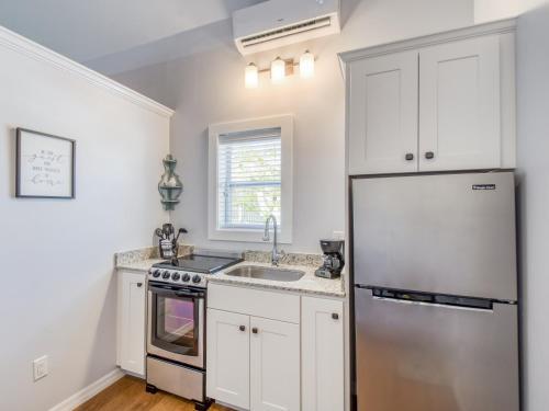 Luxe Victorian Carriage House In Historic District Home