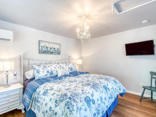 Updated Historic Home With 2 Units & Private Balcony Home