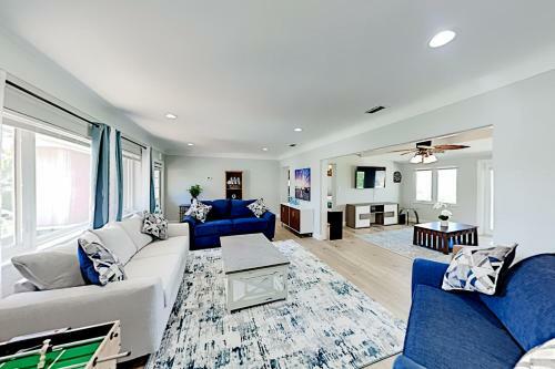 Bayfront Home - Private Dock - 5 Minutes To Beach Home