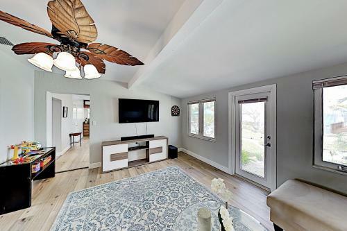 Bayfront Home - Private Dock - 5 Minutes To Beach Home