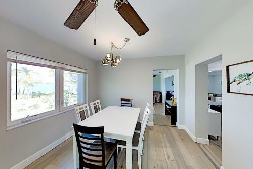 Bayfront Home - Private Dock - 5 Minutes To Beach Home