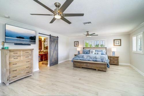 New Listing! Modern Retreat With Private Pool & Dock Home