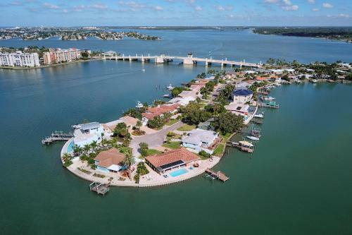 New Listing! Modern Retreat With Private Pool & Dock Home