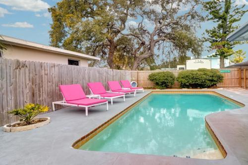 New Listing! Spacious Haven With Pool & Hot Tub Home