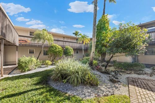 Quiet Resort Condo Surrounded By Tropical Vegetation - Blind Pass E102