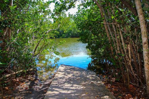 Quiet Spacious Condo Near Famous Bowman's Beach - Blind Pass G203