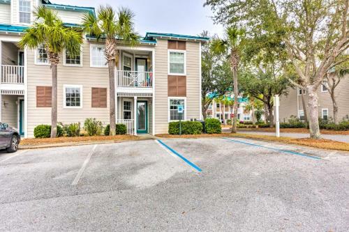 Apartamento Bright Coastal Condo With Pool, 0 5 Mi To Beach