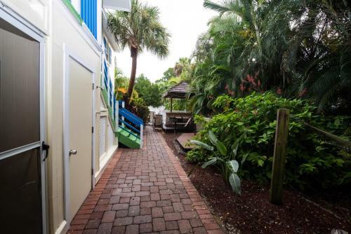 323 Canal Rd - Siesta Key Village Condo