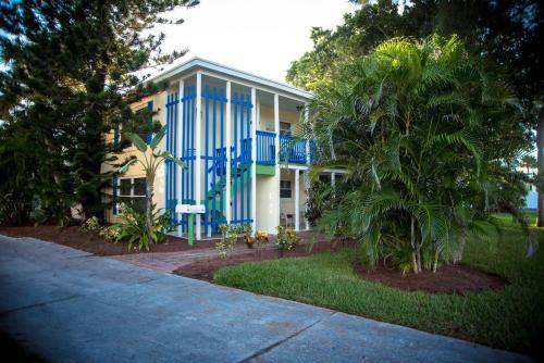 321 Canal Rd - Siesta Key Village Condo
