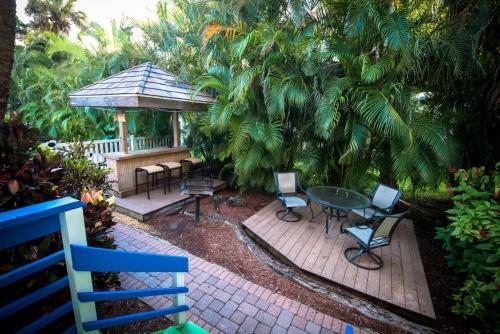 321 Canal Rd - Siesta Key Village Condo