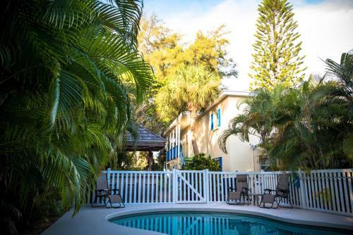 321 Canal Rd - Siesta Key Village Condo