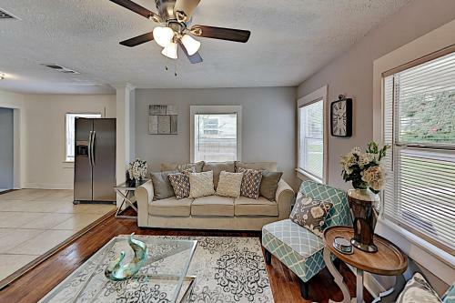 Updated Bungalow - Fenced Backyard With Gas Grill Home