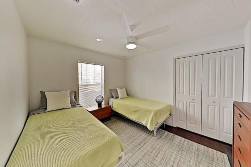Beautiful Bungalow With Saltwater Pool & Firepit Home