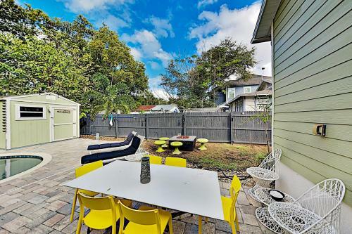 Beautiful Bungalow With Saltwater Pool & Firepit Home