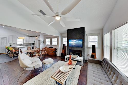 Beautiful Bungalow With Saltwater Pool & Firepit Home