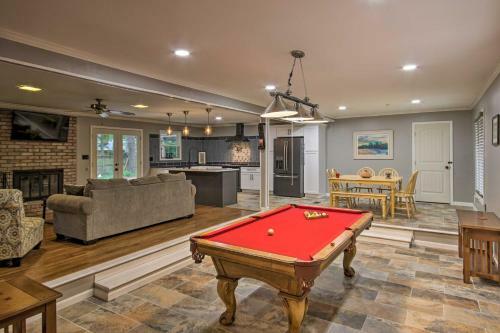 Quiet Home With Billiards Table About 3 Miles To Dtwn