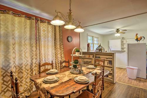 Cozy Cottage About 2 Miles To Downtown Attractions!