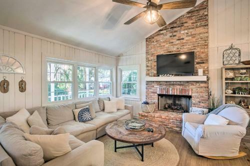 Charming Cottage With Porch, Less Than Half Mi To Beach