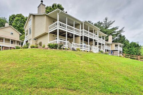 Townhome With Fire Pit, Lake View, Pets Welcome!
