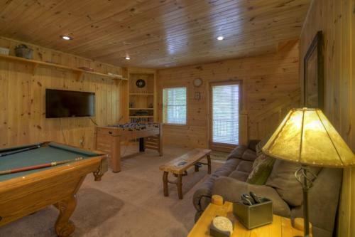 Bear Ridge Hideaway- Secluded Mtn View
