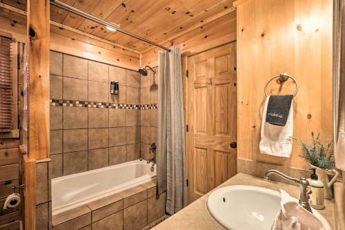 Blue Ridge Mtn View Getaway With Hot Tub And Fire Pit!