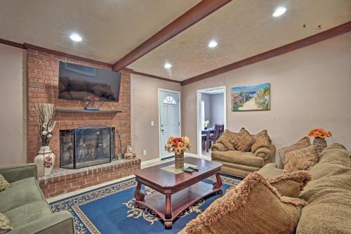 Updated Savannah Home With Yard - Near River Street!