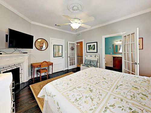 Classic Charmer With Luxe Interior - Amazing Locale! Home