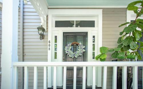 Queen Anne Manor By Lucky Savannah