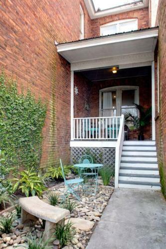 4 Bedroom Large Renovated Townhouse