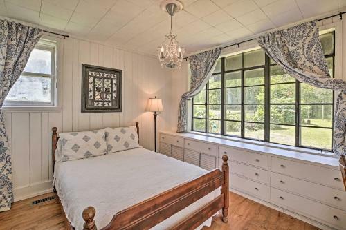 Charming Summerville Home With Yard And Sunroom!