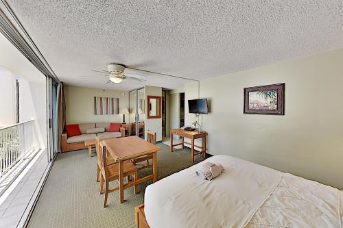 Pacific Monarch - Ocean-view Balcony - Pool & Spa Hotel Room