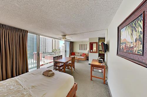 Pacific Monarch - Ocean-view Balcony - Pool & Spa Hotel Room