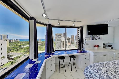 Hawaiian Monarch - Ocean-view Corner Unit With Pool Hotel Room