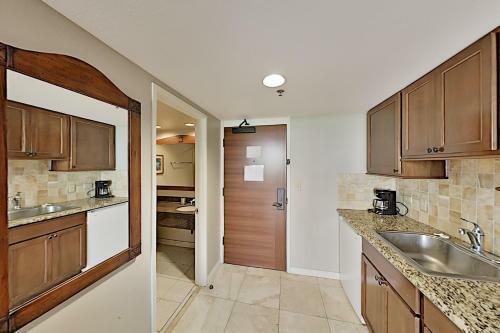 Luana - Studio With Ac, Private Lanai - Pool, Gym Hotel Room