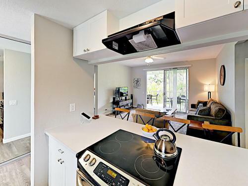 New Listing! Ocean-view Apartment With Pool & Spa Condo