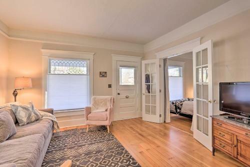 Vintage-chic Home With Patio - Walk To Hyde Park!