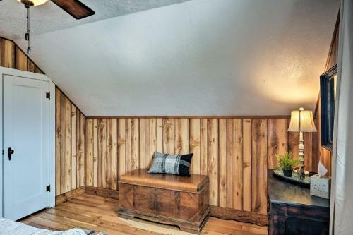 Farmhouse In Country Setting 5 Mi To Gravity Hill!