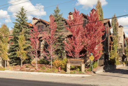 Upscale 3 Bedroom Timbers Condo, Walk To Town