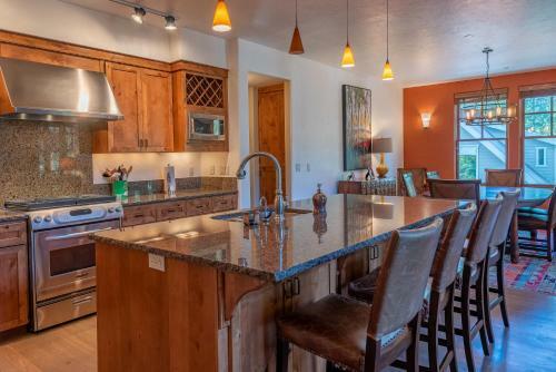 Upscale 3 Bedroom Timbers Condo, Walk To Town