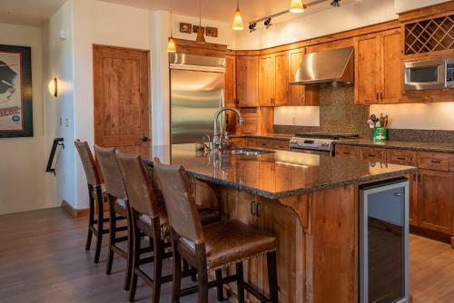 Upscale 3 Bedroom Timbers Condo, Walk To Town