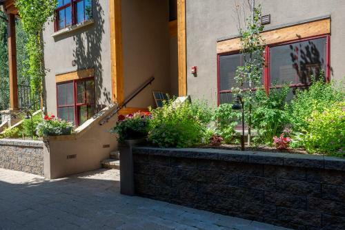 Upscale 3 Bedroom Timbers Condo, Walk To Town
