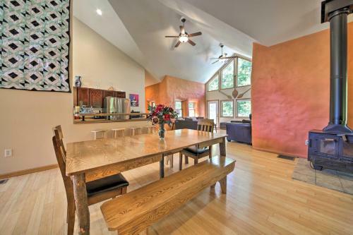 Peaceful Custom Carbondale Home With Pool Near Siu!