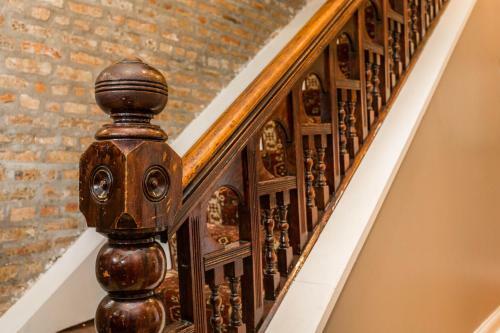 Swank Victorian Near United Center W/ Backdeck