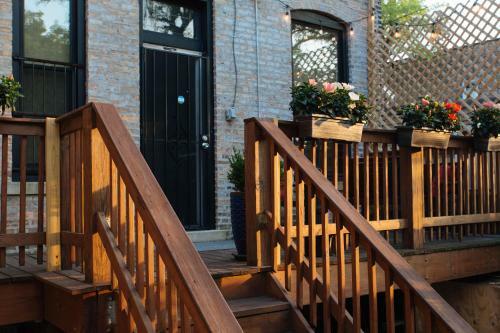 Swank Victorian Near United Center W/ Backdeck
